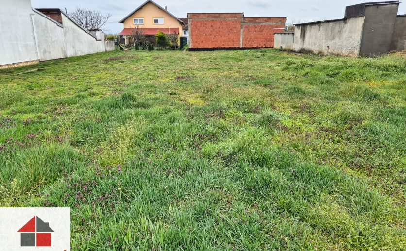 BRIJEŠĆE, GRAĐEVINSKO ZEMLJIŠTE 701m2, 18m ŠIRINA, STRUJA I VODA NA PLACU